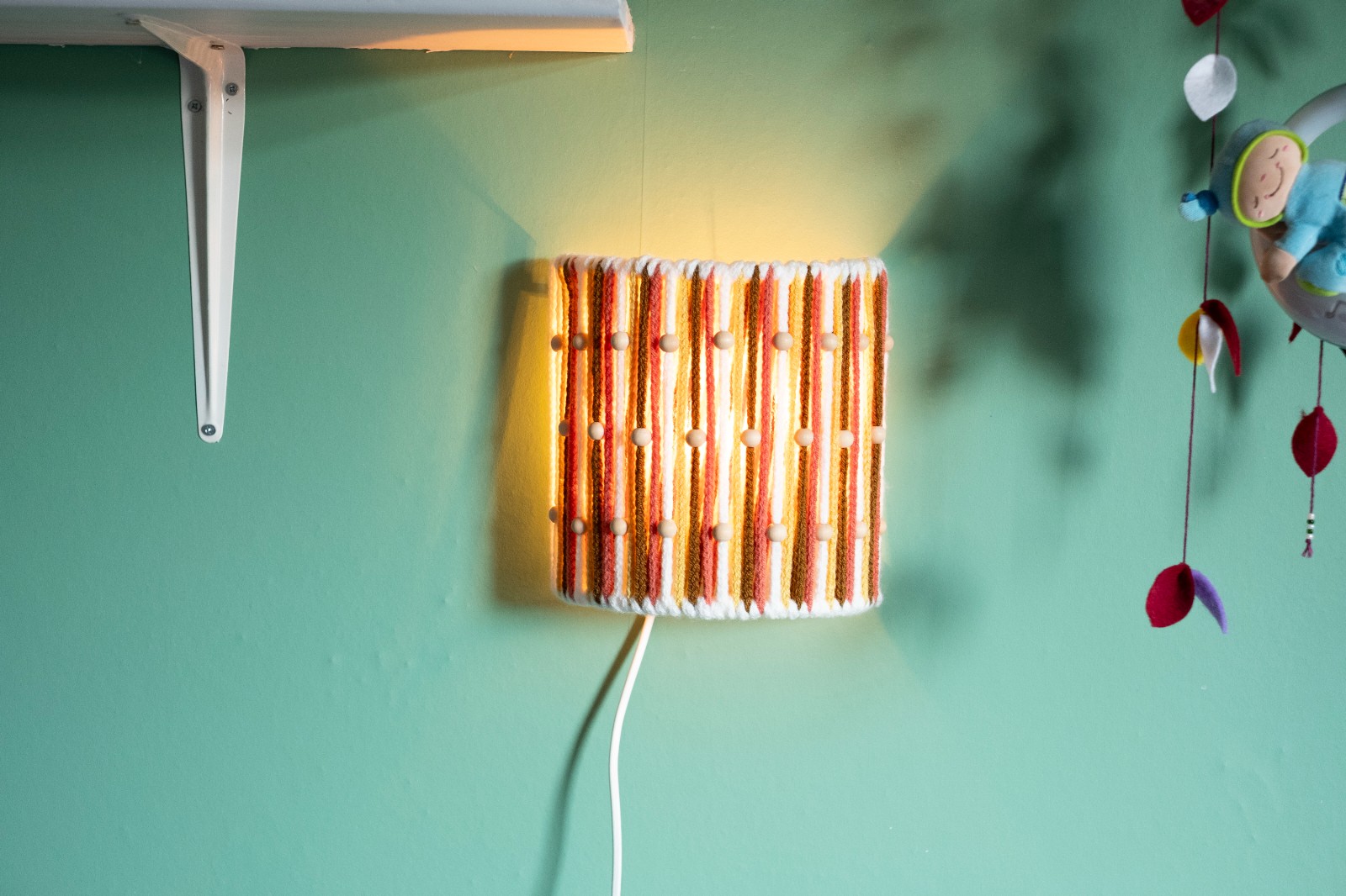Unieke 70s style wikkel I-cord muurlamp van garen en houten kralen met E14 fitting en snoer met schakelaar, yarn wrap lamp, sfeervol lampje