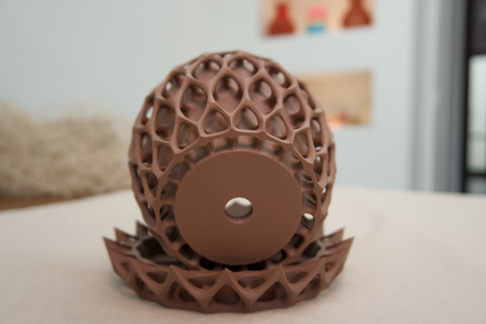 3D bloempot en opvangbak bruin/ naturel met bijzonder patroon