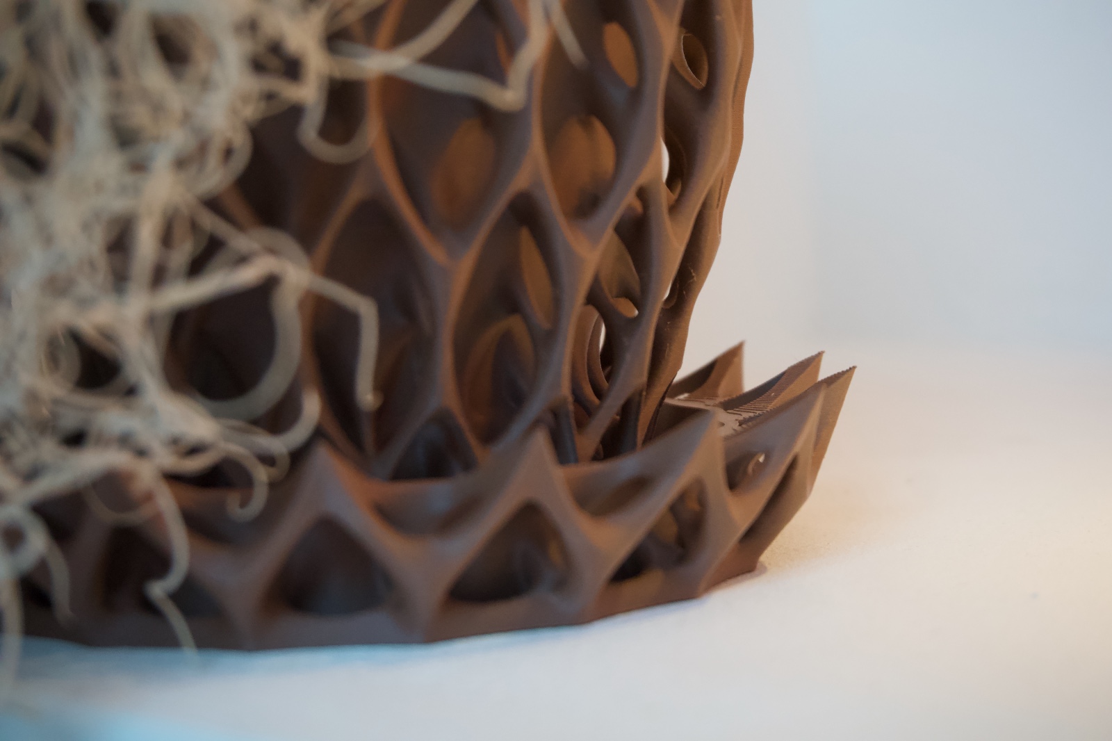 3D bloempot en opvangbak bruin/ naturel met bijzonder patroon