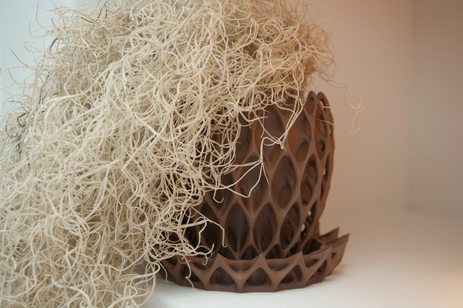 3D bloempot en opvangbak bruin/ naturel met bijzonder patroon