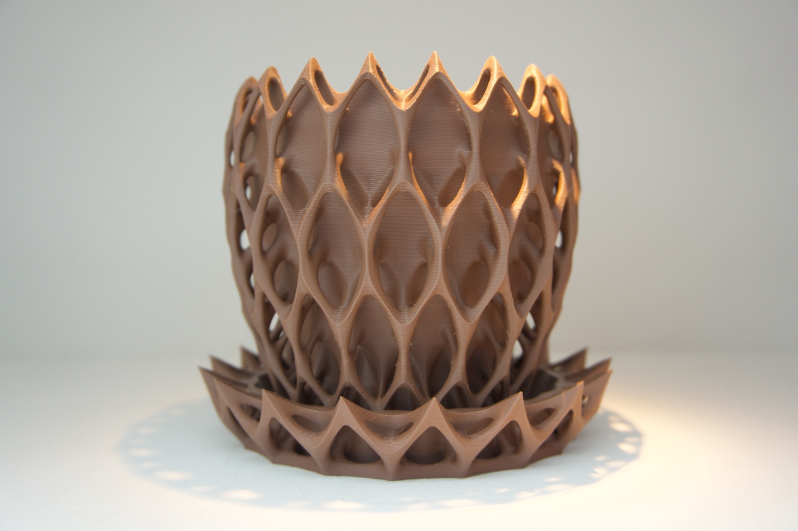 3D bloempot en opvangbak bruin/ naturel met bijzonder patroon