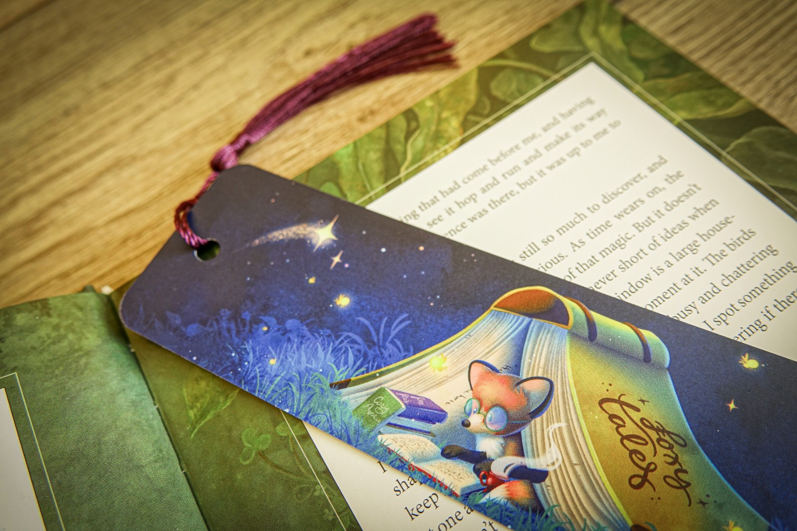 Boekenlegger Foxy tales vosje in een camping tent 50x180mm kwastje - 135186 Boekenlegger Foxy tales vosje in een camping tent 50x180mm kwastje