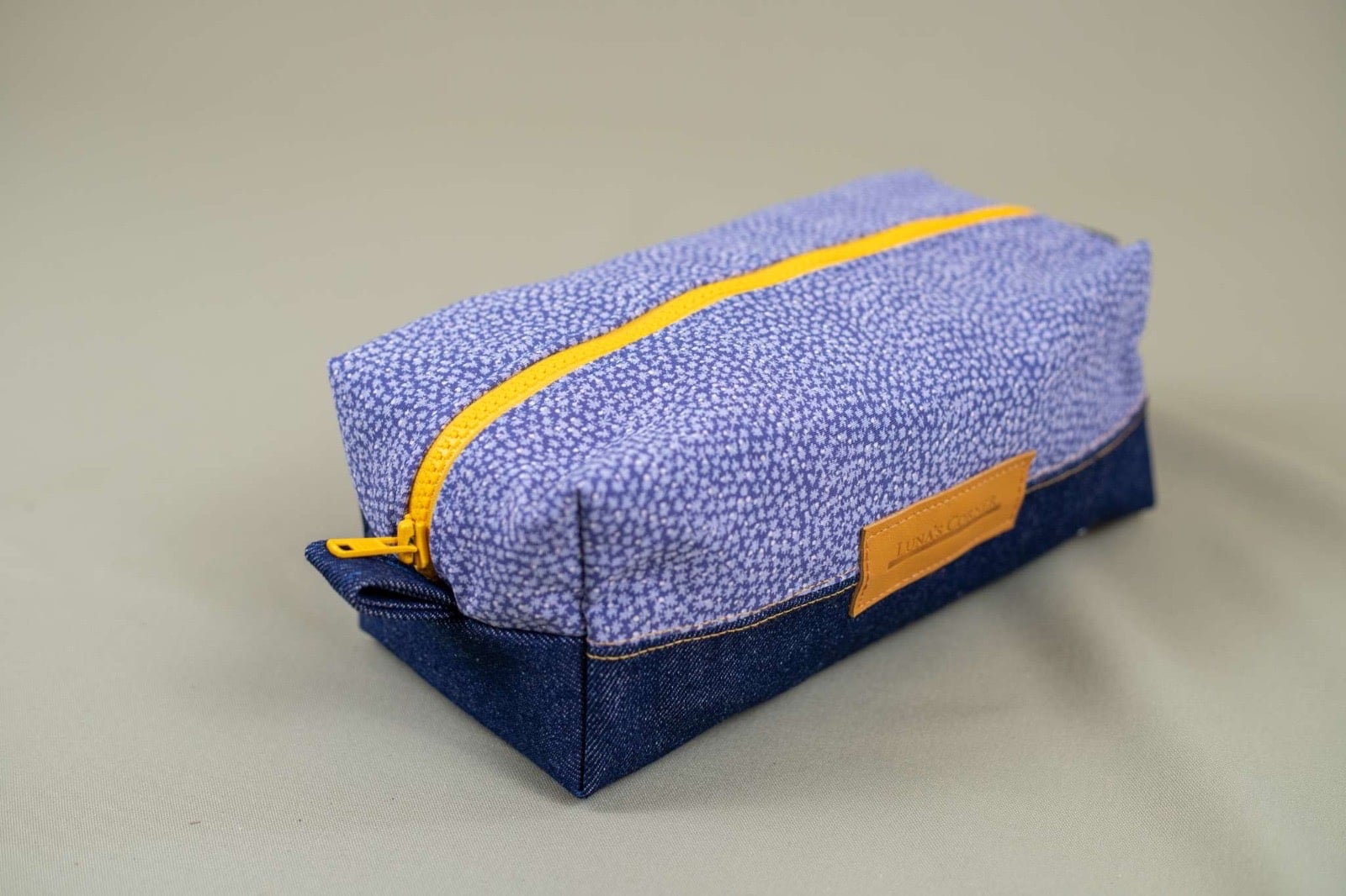 Duurzame toilettas van denim met bloemen - 142890 Duurzame toilettas van denim met bloemen