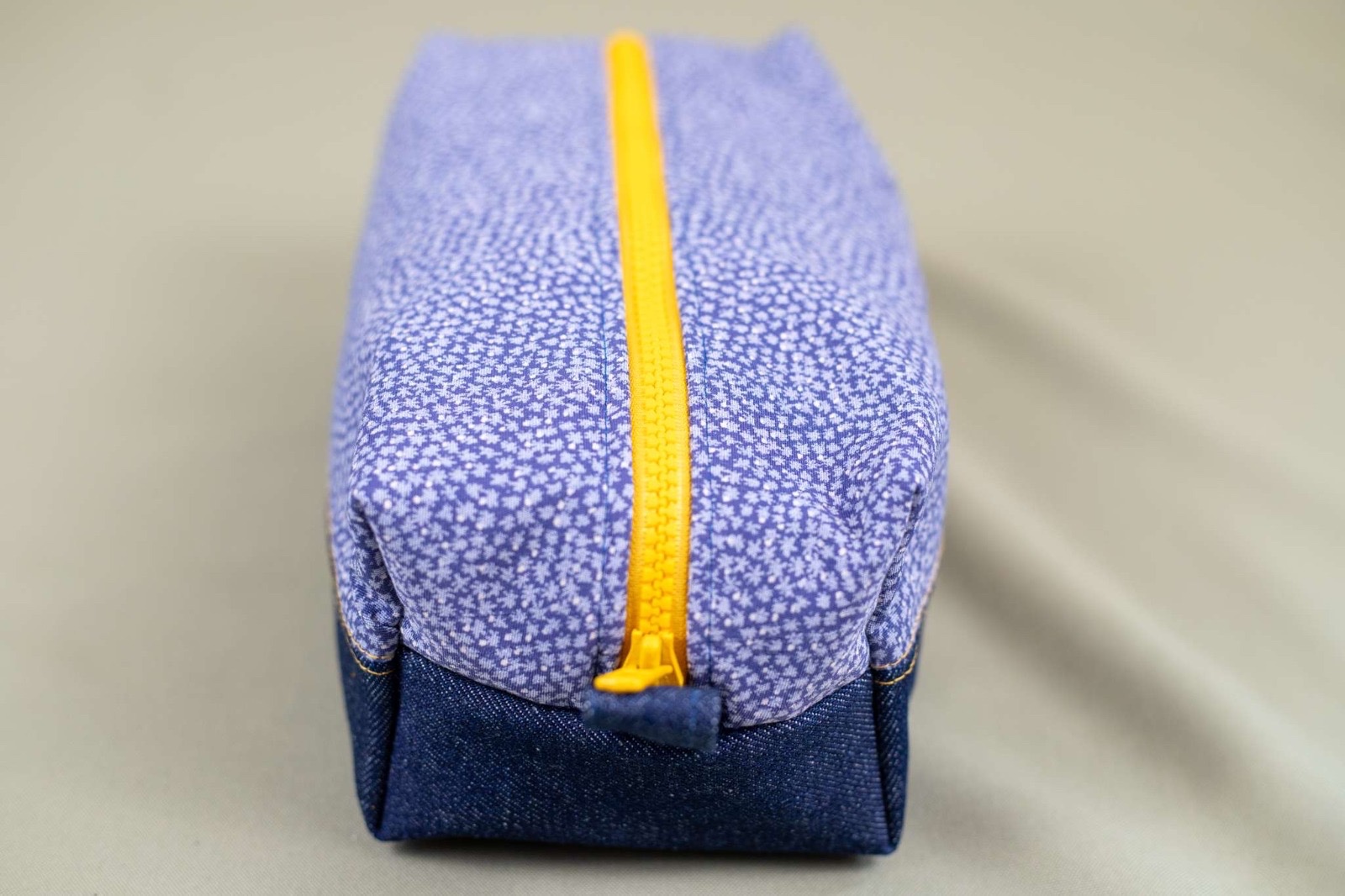 Duurzame toilettas van denim met bloemen - 142892 Duurzame toilettas van denim met bloemen