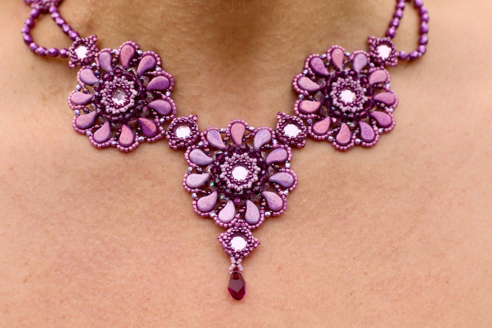 Handgemaakte statement ketting ‘Poppy' pink/amethyst met Swarovski kristallen en Paisley Duo’s – Feest, gala statement