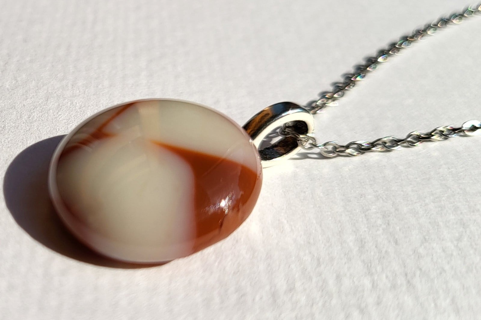 RVS ketting met uniek "Terracotta en Creme" glas hanger