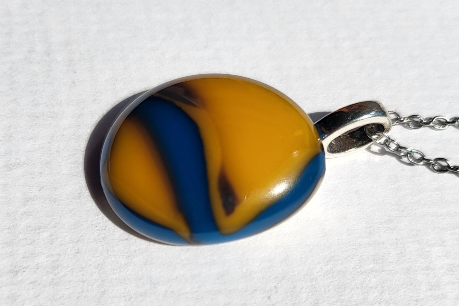 Uniek Blauw en Oranje glasfusing hanger - 140022 RVS ketting met uniek Blauw en Oranje glas hanger