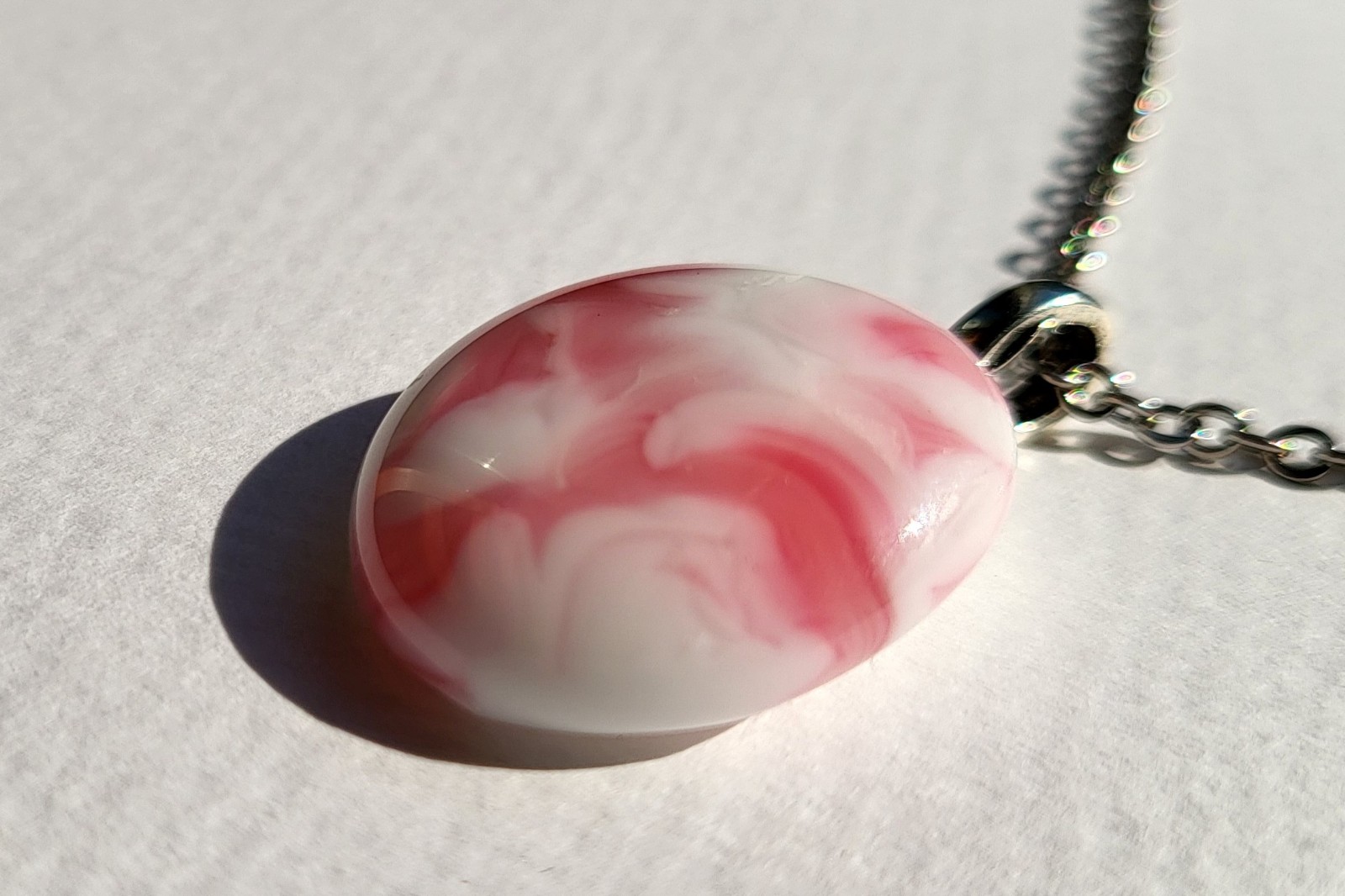 Uniek "Roze Wolk" glasfusing hanger - 140066 RVS ketting met uniek "Roze Wolk" glas hanger