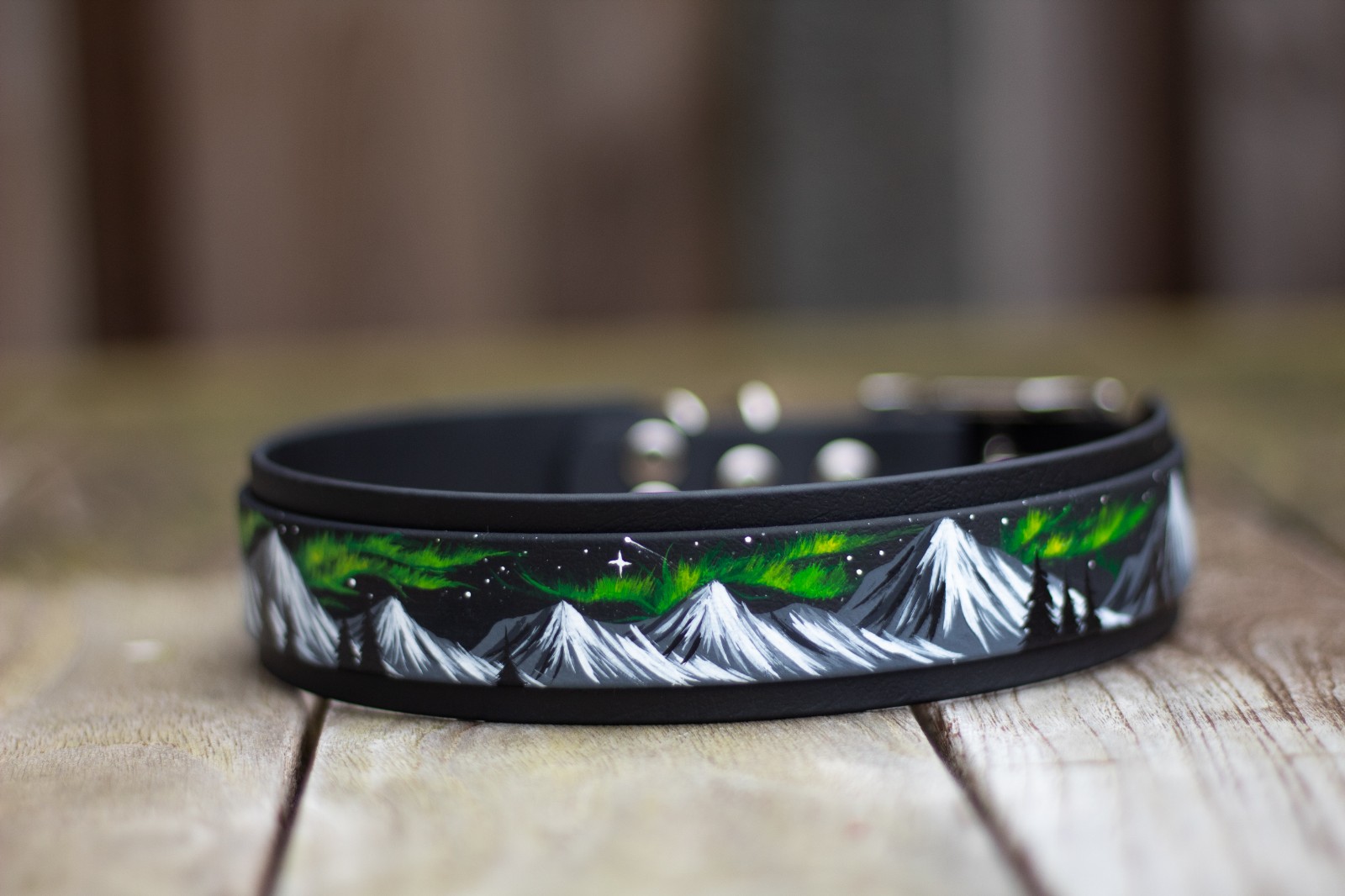Hand gemaakte en hand geschilderde Noorderlicht geinspireerde Biothan… - 149650 Hand gemaakte en hand geschilderde Noorderlicht geinspireerde Biothane honden halsband. 38mm breed