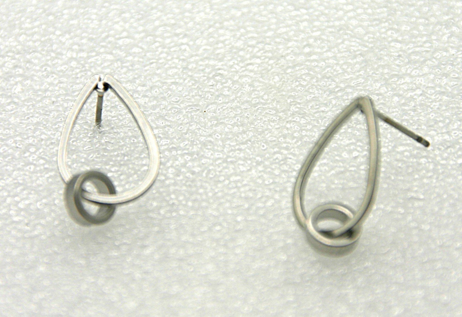 Suspended drop : zilverkleurige knoopoorbellen - 76797 Suspended drop : zilverkleurige knoopoorbellen