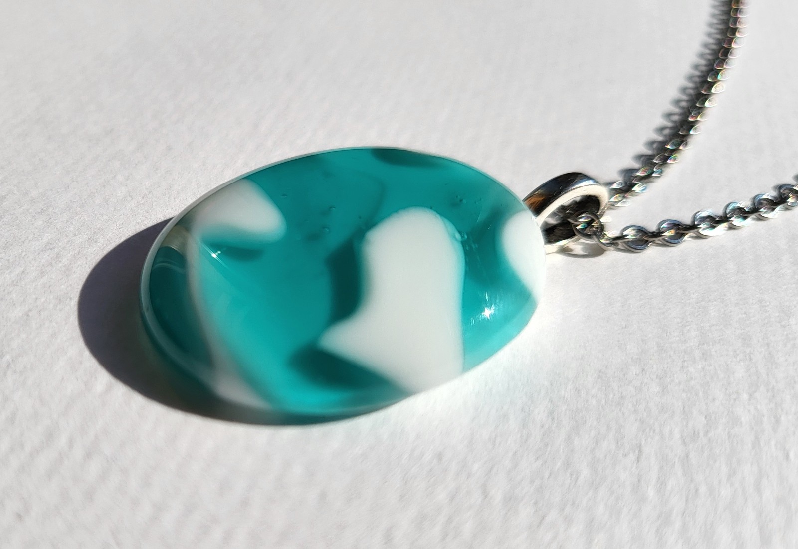 Uniek "Morrocoy Memories" glasfusing hanger - 140051 RVS ketting met uniek "Wolken" glas hanger