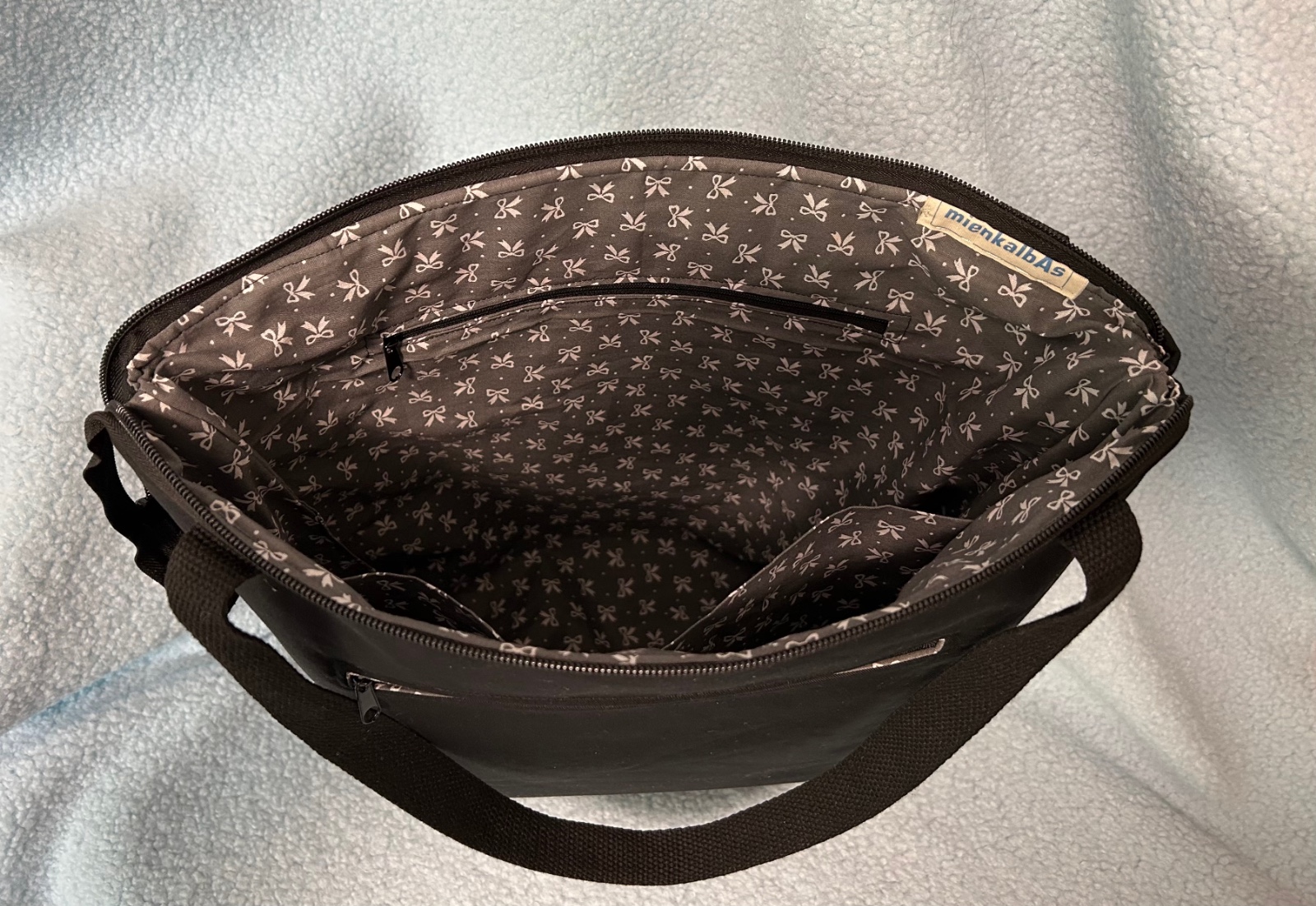 Zwarte tas met geborduurde goudkleurige  roos