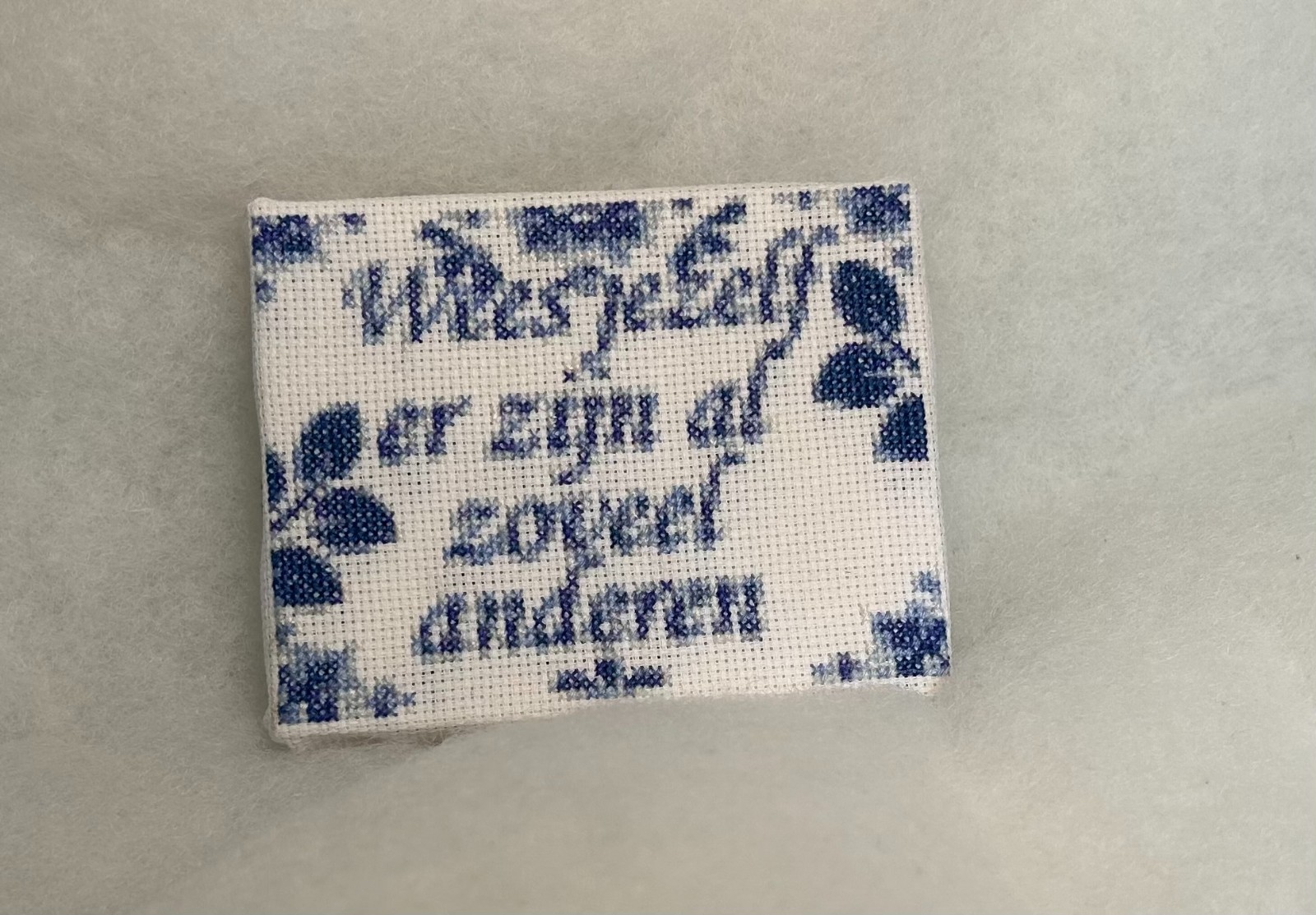 Geborduurd delfts blauw tegeltje - 149944 Geborduurd delfts blauw tegeltje, wees jezelf er zijn al zoveel anderen