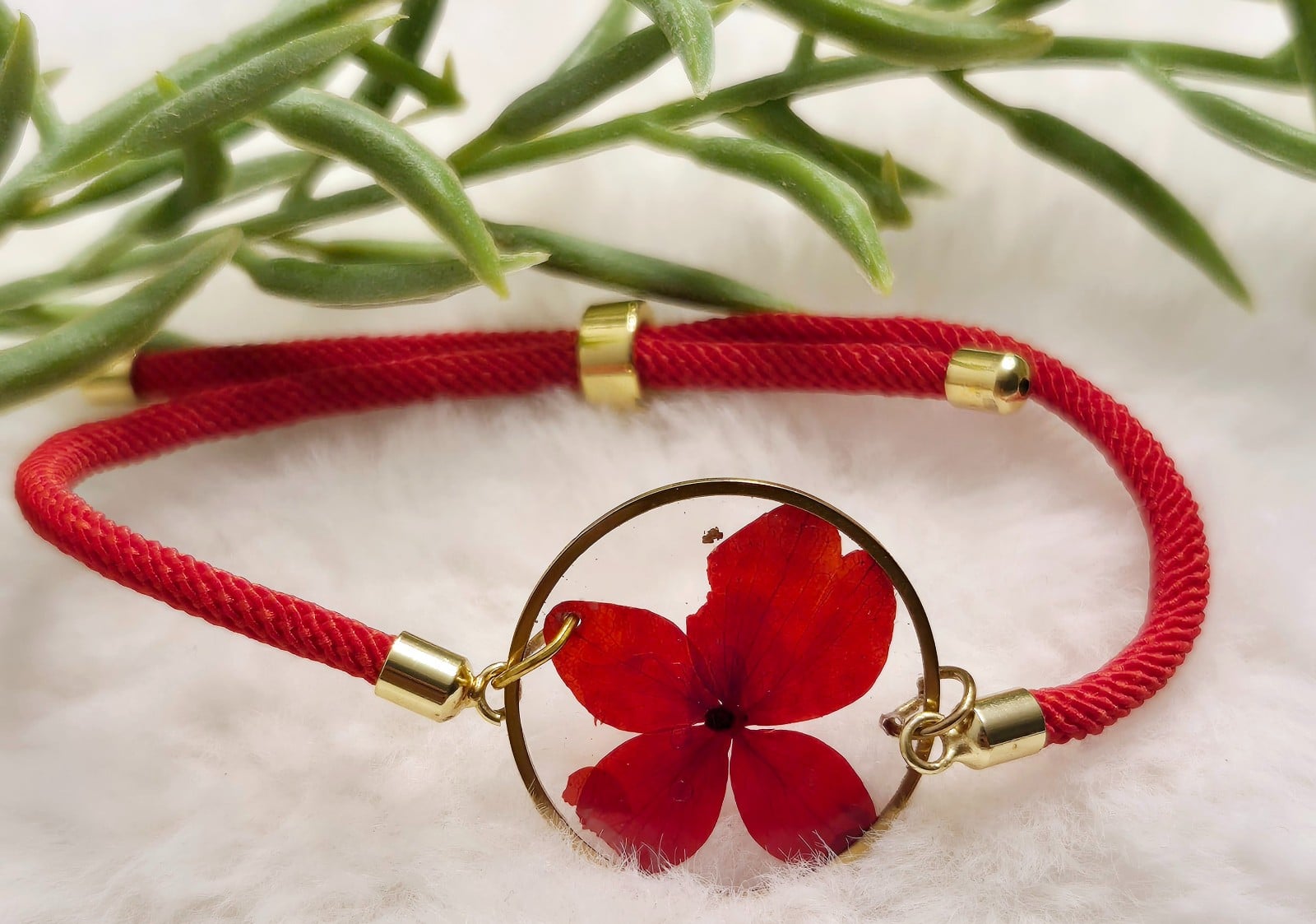 Resin rode adjustable armband