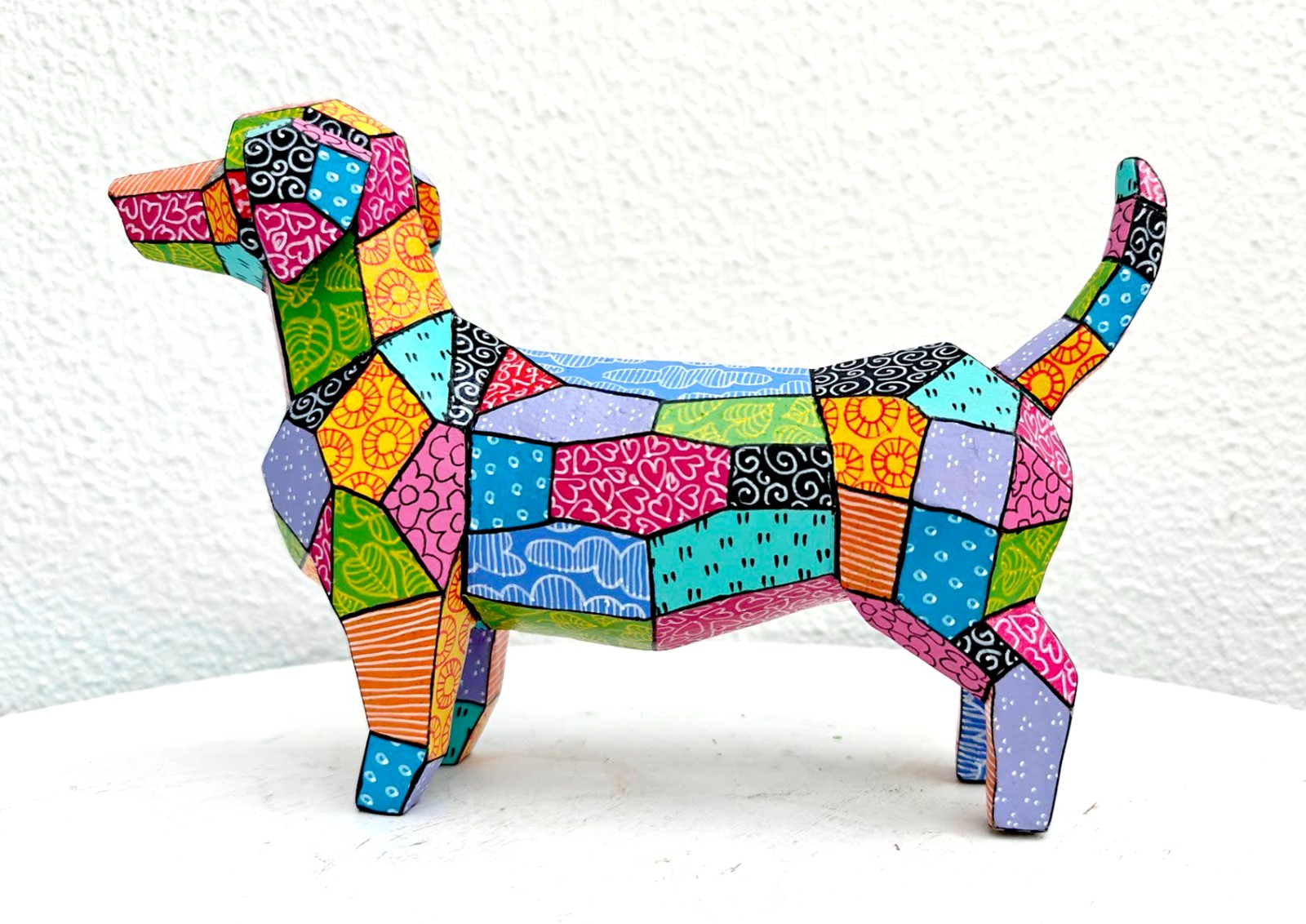 Kleurrijke Origami Teckel – Uniek handgeschilderd duurzaam kunstobject