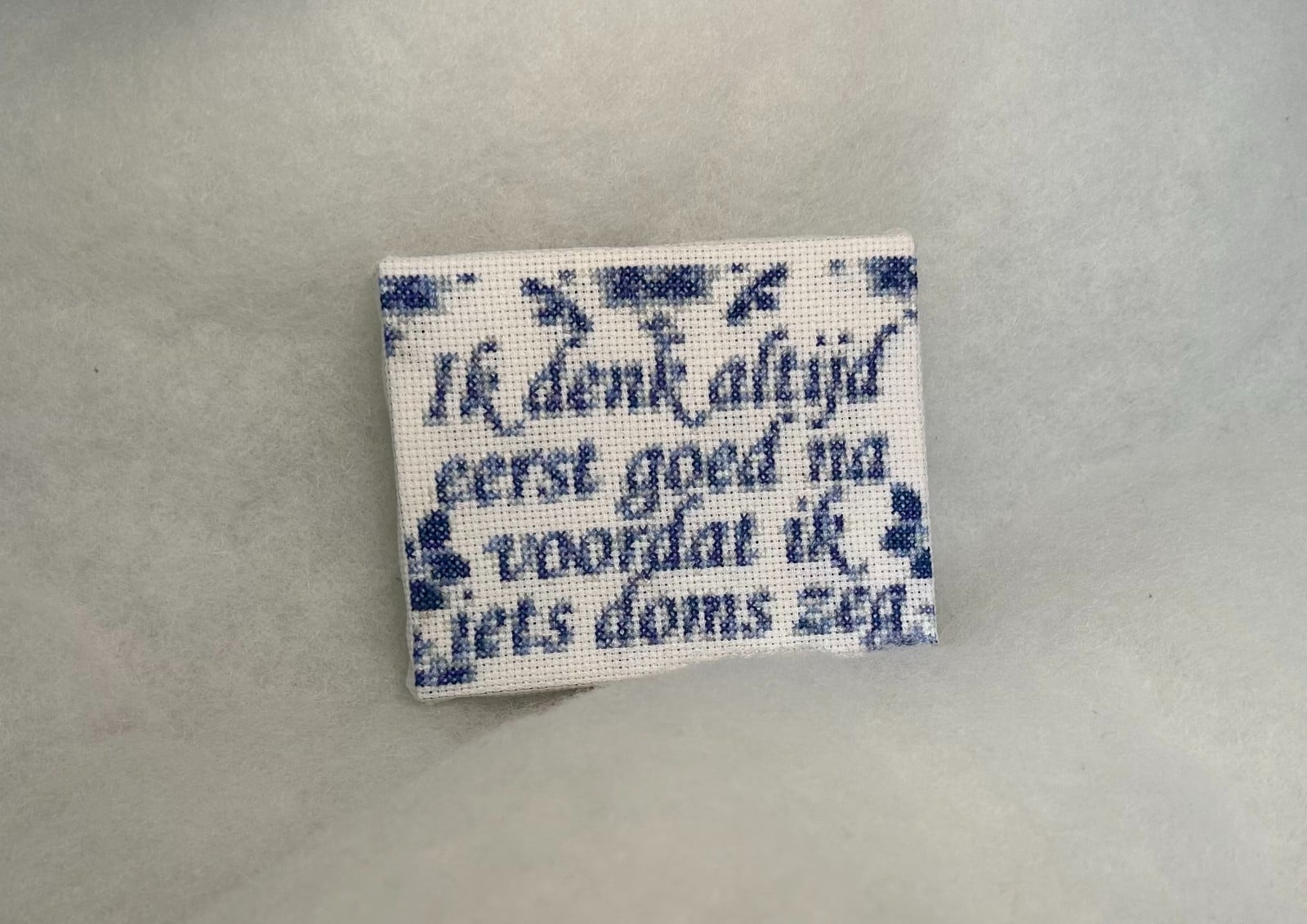 Geborduurd delfts blauw tegeltje: Ik denk altijd eerst goed na voordat ik iets doms zeg