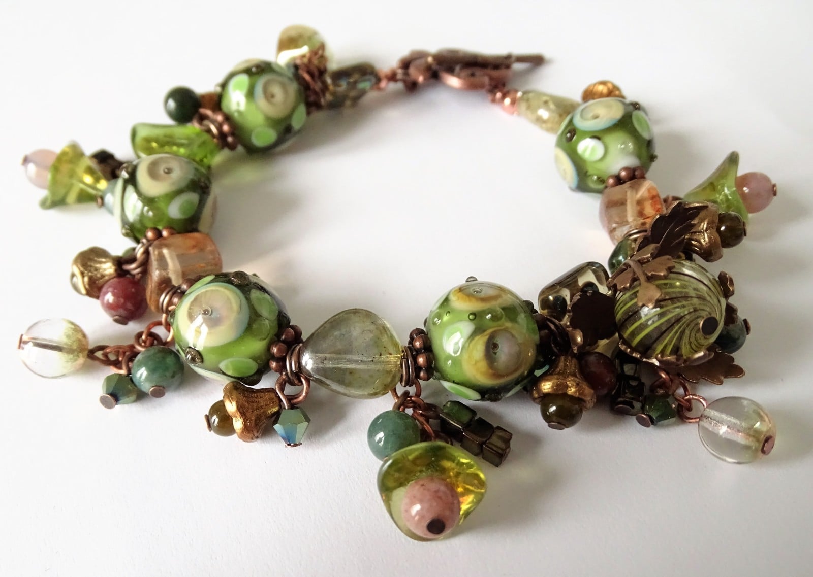 Bosgroene Statement Armband – Handgemaakte Lampwork Glaskralen & Vi… - 149802 Bosgroene Statement Armband – Handgemaakte Lampwork Glaskralen & Vintaj Brass