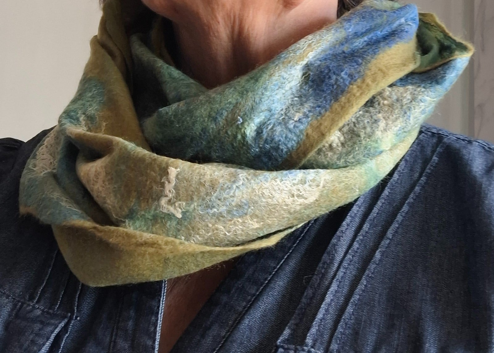 Handgevilte colsjaal van merinowol en zijde – Groen & Blauw