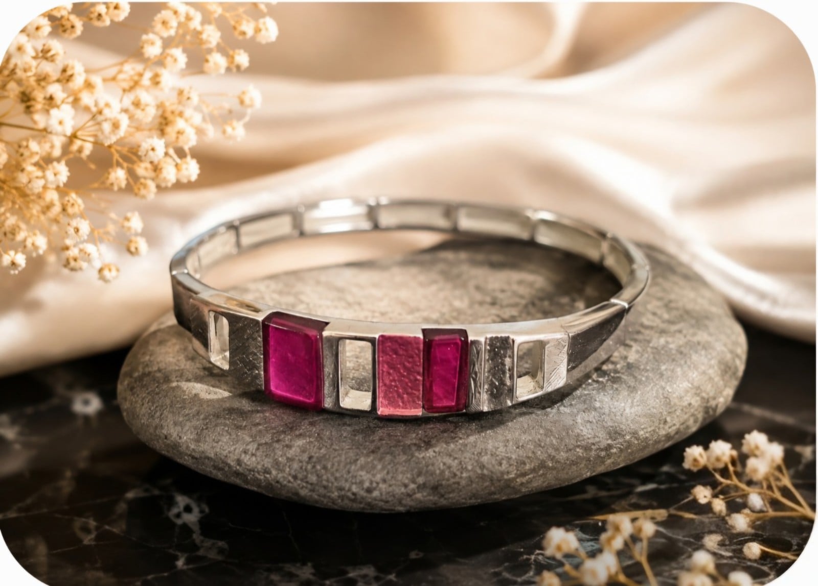 Zilverkleurige armband met roze details - 146620 Zilverkleurige armband met roze details