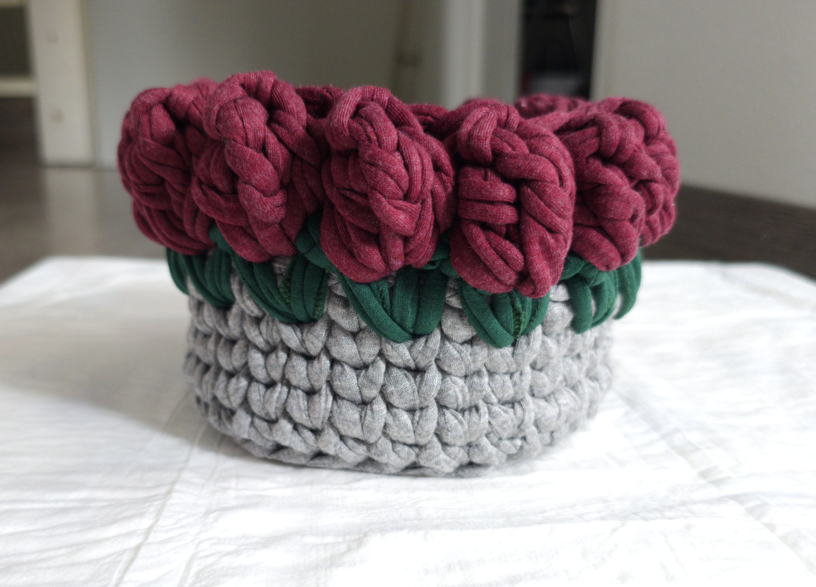 Grijs gehaakt rozenmandje met bordeaux rozen | Handgemaakt decoratiemandje