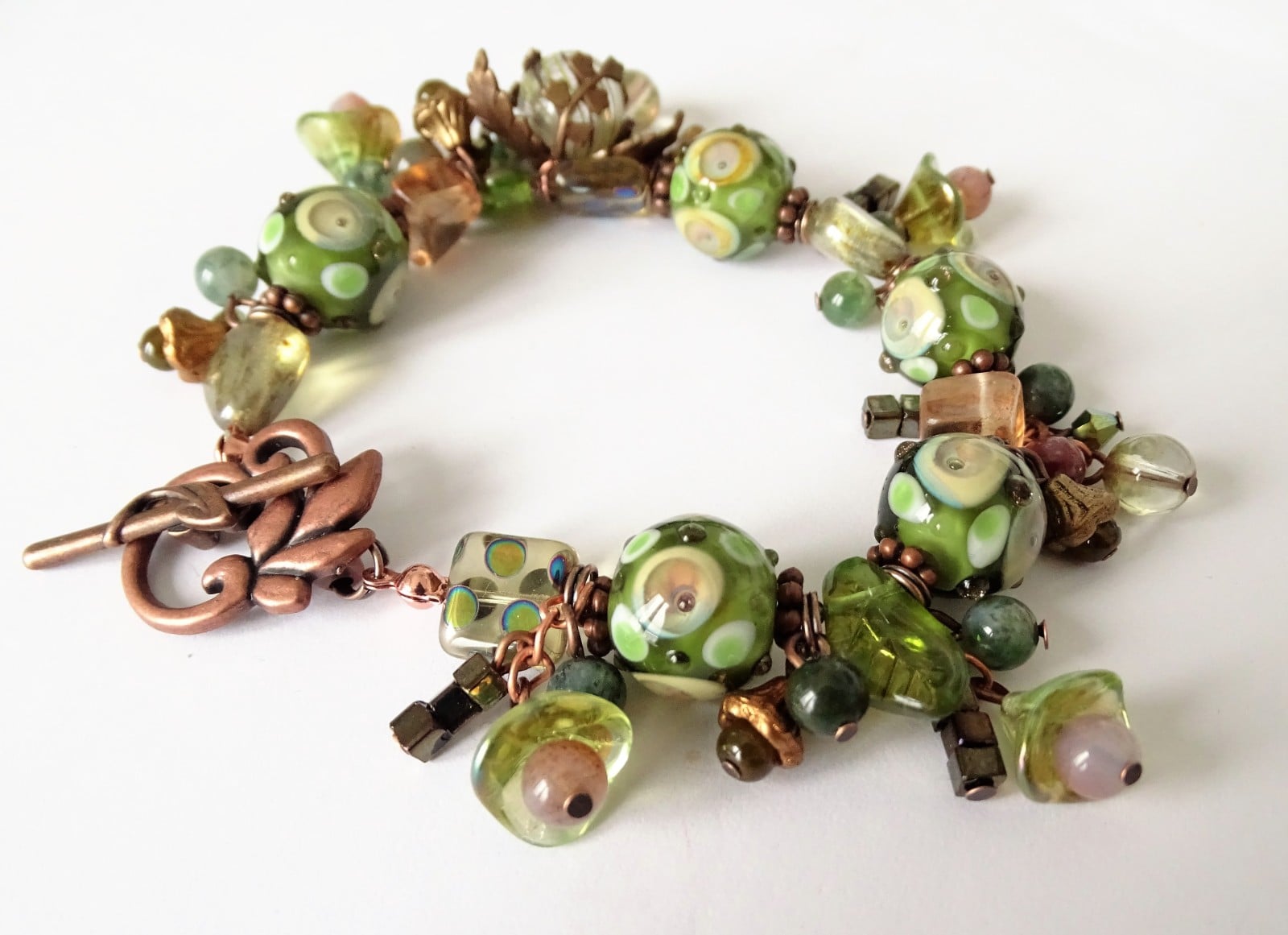 Bosgroene Statement Armband – Handgemaakte Lampwork Glaskralen & Vi… - 149804 Bosgroene Statement Armband – Handgemaakte Lampwork Glaskralen & Vintaj Brass