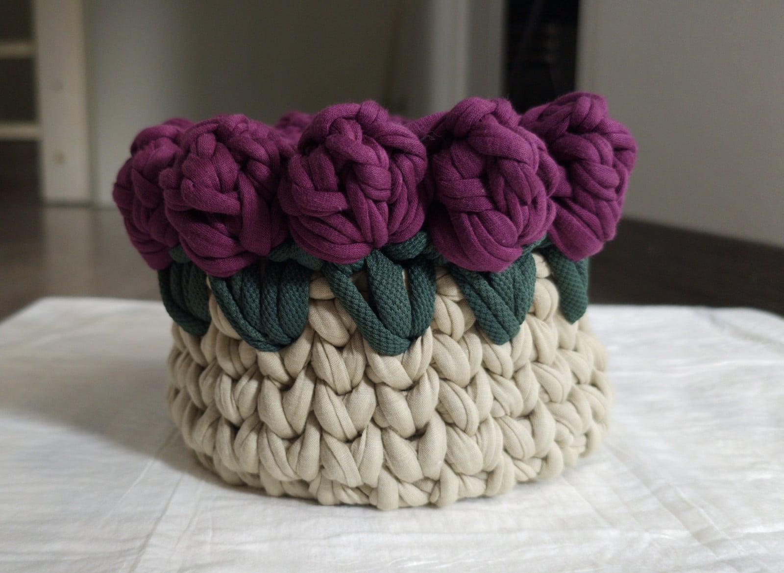Beige gehaakt rozenmandje met bordeaux rozen | Handgemaakt decoratiemandje