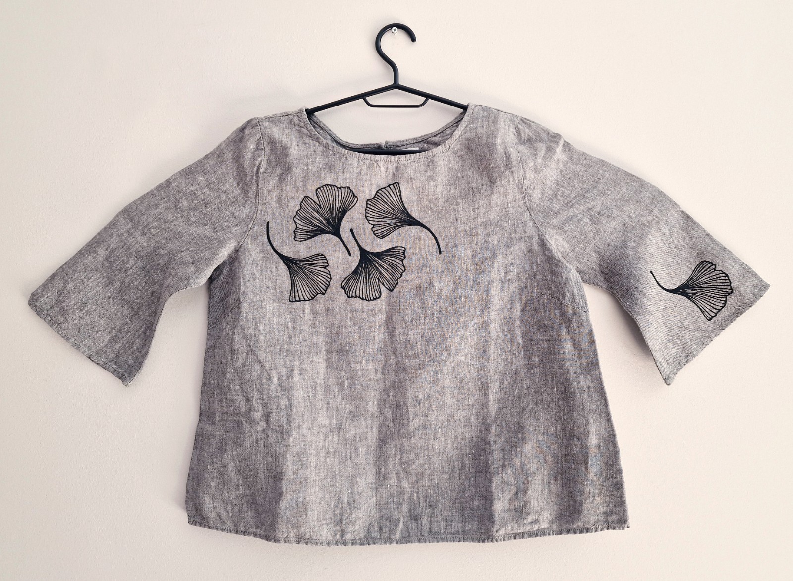 Hand Bedrukte Blouse, Grijs Linnen, Maat 38, Zwarte Ginkgo Bladeren O… - 128492 Hand Bedrukte Blouse, Grijs Linnen, Maat 38, Zwarte Ginkgo Bladeren Opdruk
