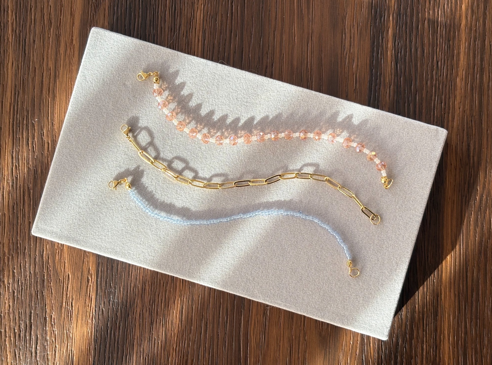 Set van 3 zelfgemaakte armbanden. Goud verguld, glazen kralen. - 125428 Set van 3 zelfgemaakte armbanden. Goud verguld, glazen kralen.