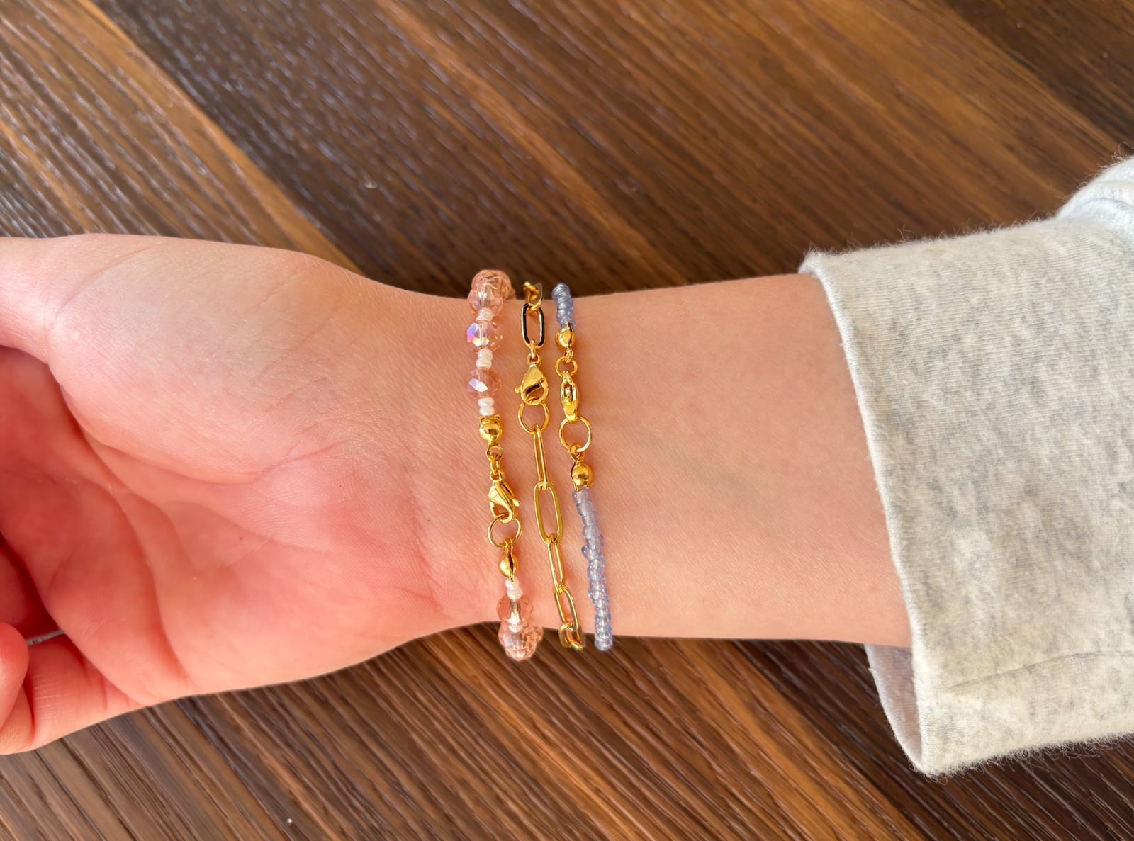 Set van 3 zelfgemaakte armbanden. Goud verguld, glazen kralen. - 125427 Set van 3 zelfgemaakte armbanden. Goud verguld, glazen kralen.