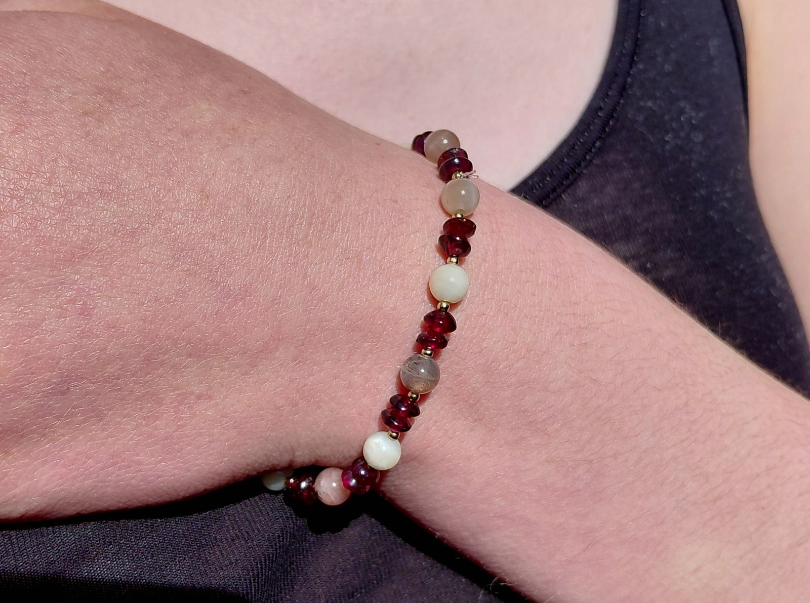 Sun & Heart: armband met zonnesteen en granaat - 130357 Sun & Heart: armband met zonnesteen en granaat