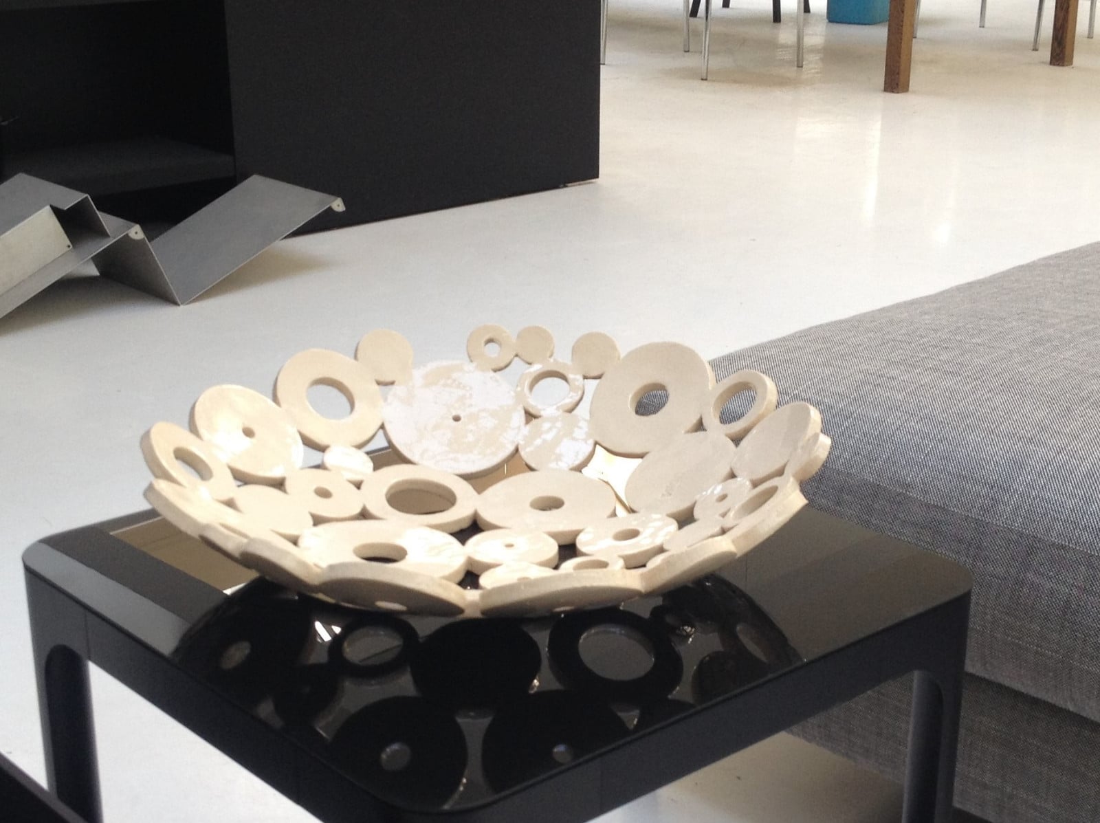 Handgemaakte schaal keramiek, gesigneerd en genummerd(Ø 40 cm) Nicol… - 109100 Handgemaakte schaal keramiek, gesigneerd en genummerd(Ø 40 cm) Nicolaas Maathuis (NIC-O)