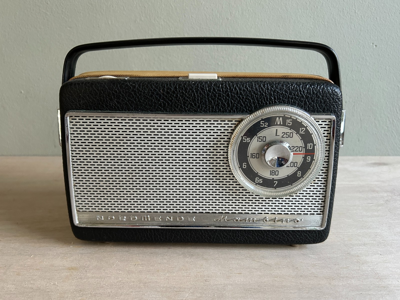 Vintage bluetooth radio Nordmende Mambino zwart 1965