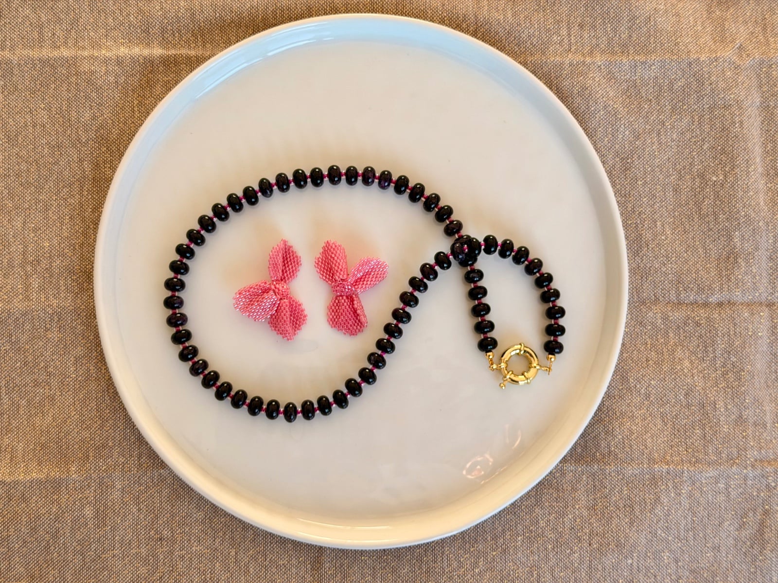 Handgemaakte bloem oorbellen met drie blaadjes – statement studs