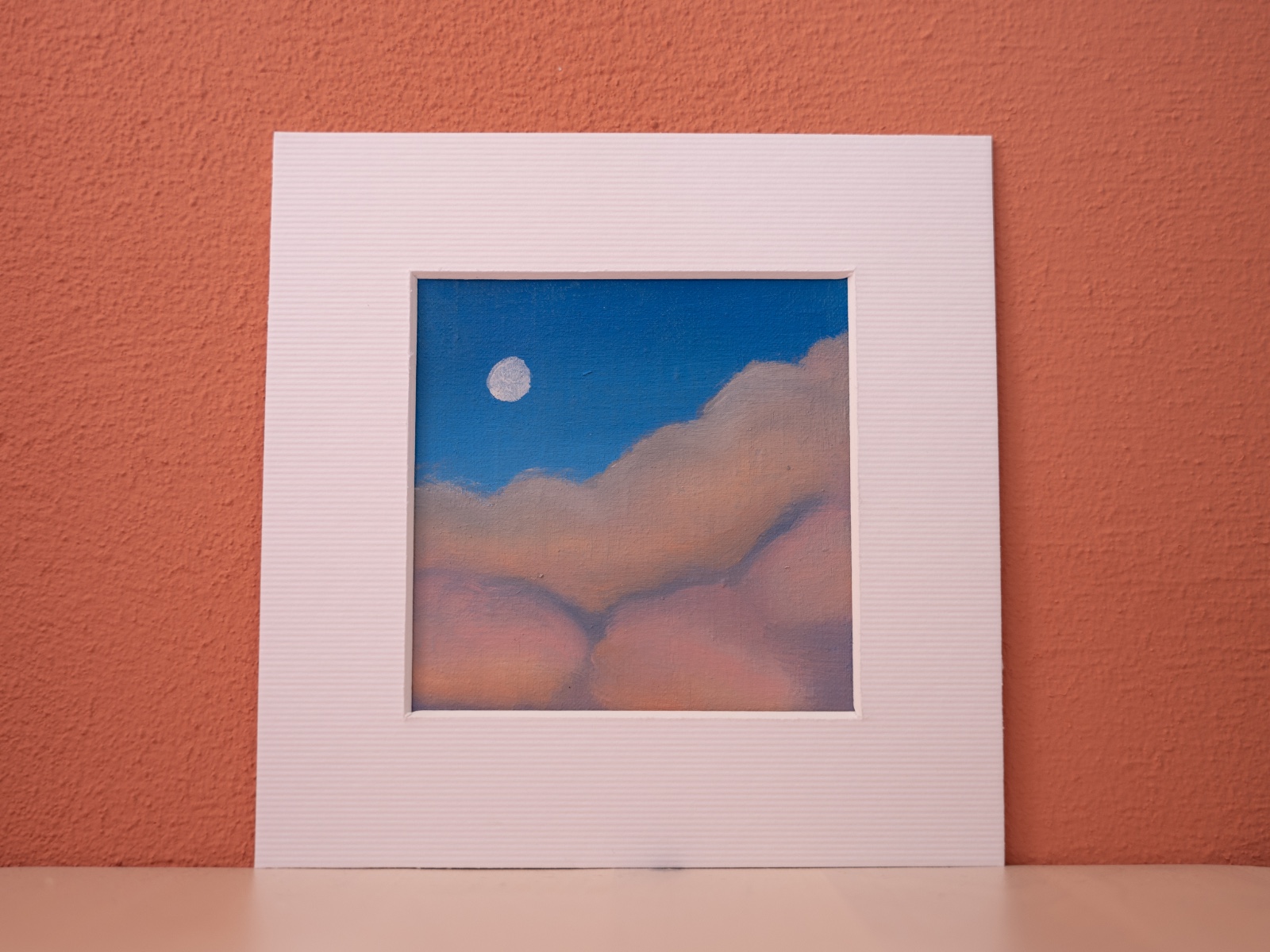 Klein schilderij maan en roze wolken