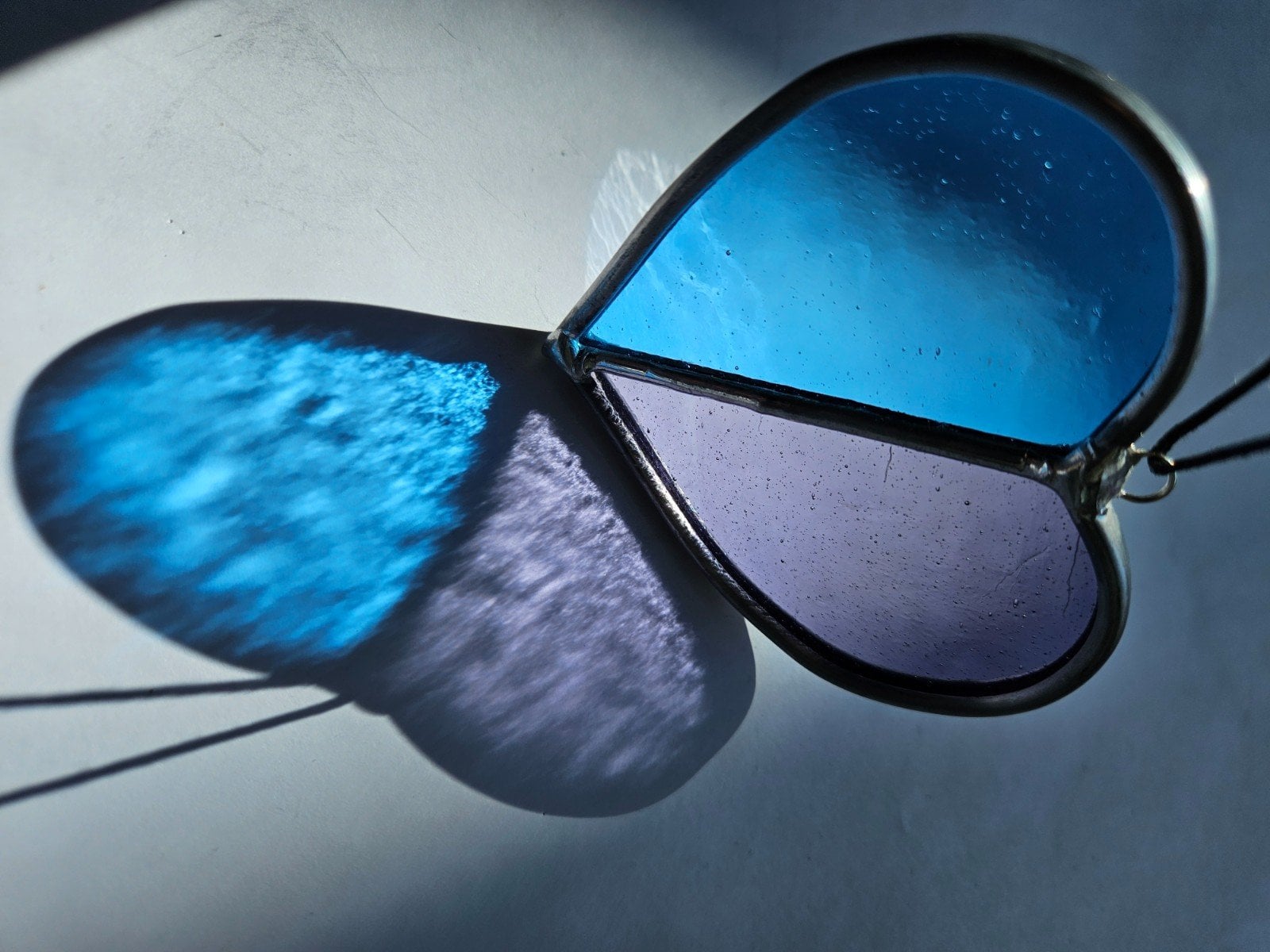 Suncatcher hartje 1 - 72780.jpeg Glas in lood Suncatcher hartje lila/blauw