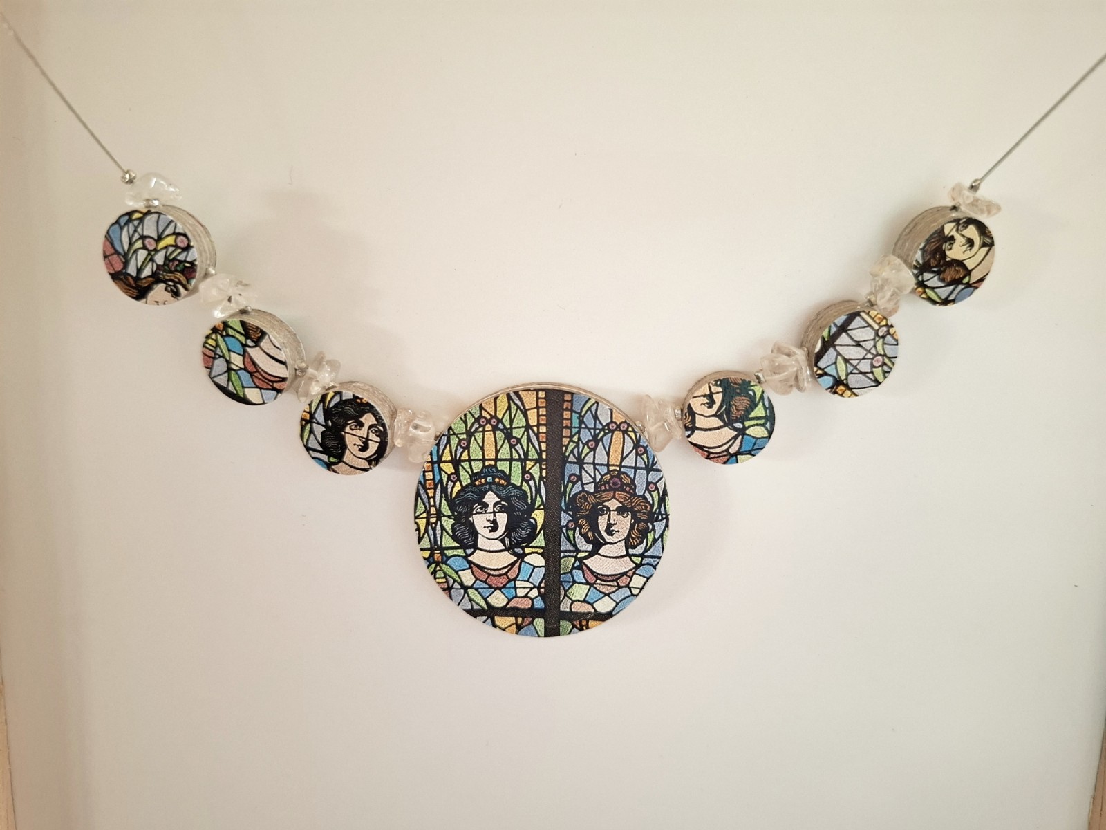 Lichtgewicht ketting met kleurrijke papieren kralen en bergkristal - 76329.jpeg Lichtgewicht ketting met kleurrijke papieren kralen en bergkristal