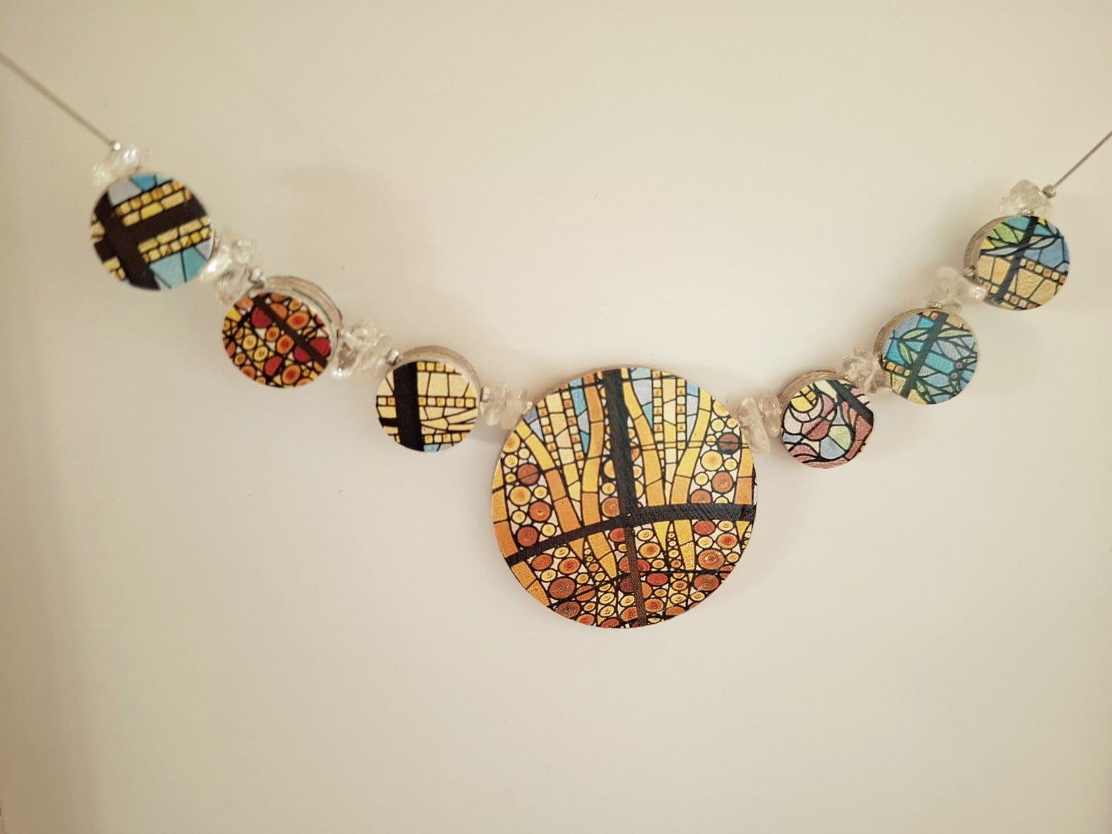 Lichtgewicht ketting met kleurrijke papieren kralen en bergkristal - 76330.jpeg Lichtgewicht ketting met kleurrijke papieren kralen en bergkristal