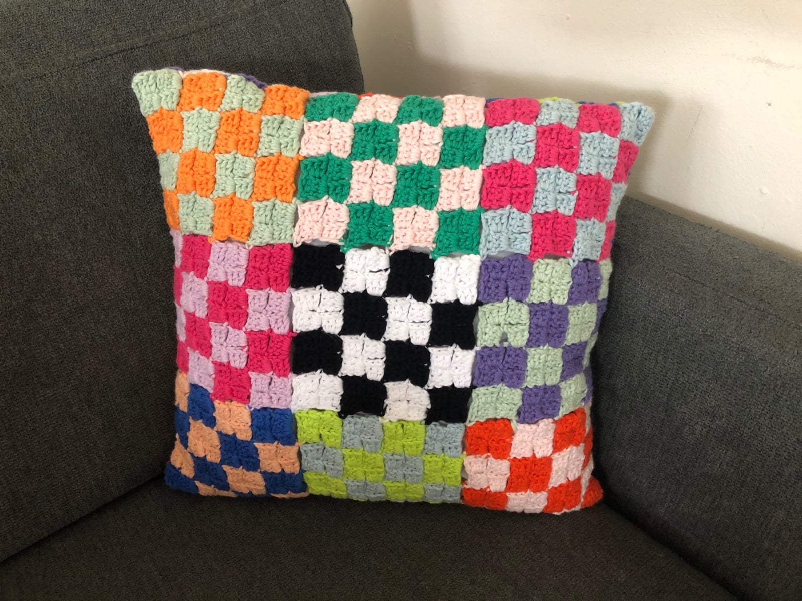 Gehaakt kussen met checker patroon