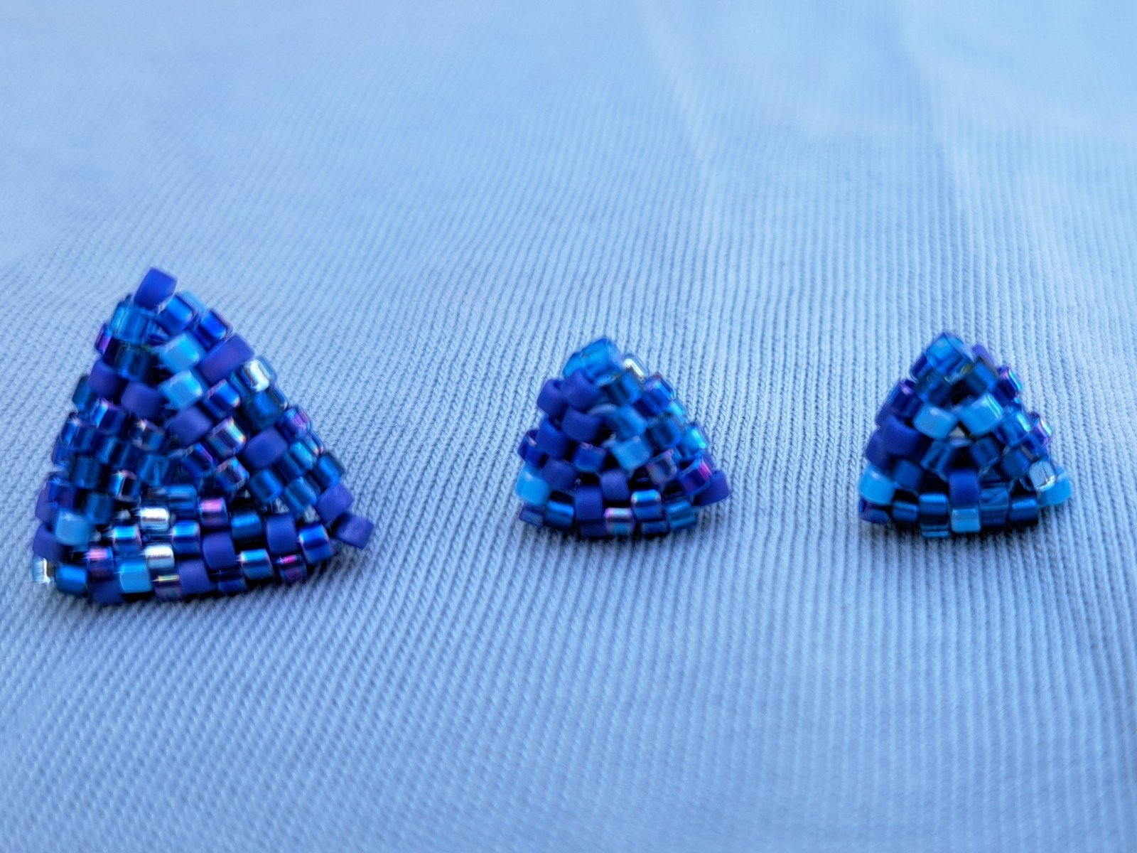 Kleine oorbellen met kralen – Confetti mini-studs ‘Blue Tone’ (… - 93760 Kleine oorbellen met kralen – Confetti mini-studs ‘Blue Tone’ (handgemaakt, 9 mm)