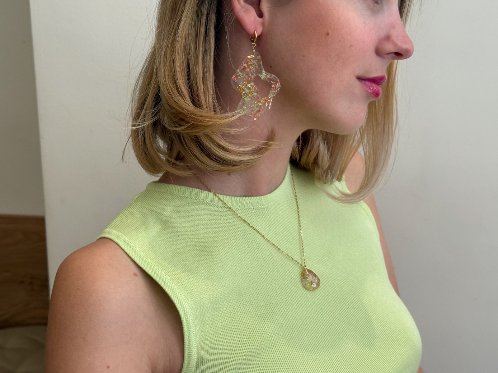 Organische Oorbellen met Echte Bloemen uit Leuven (Strawberry Matcha)