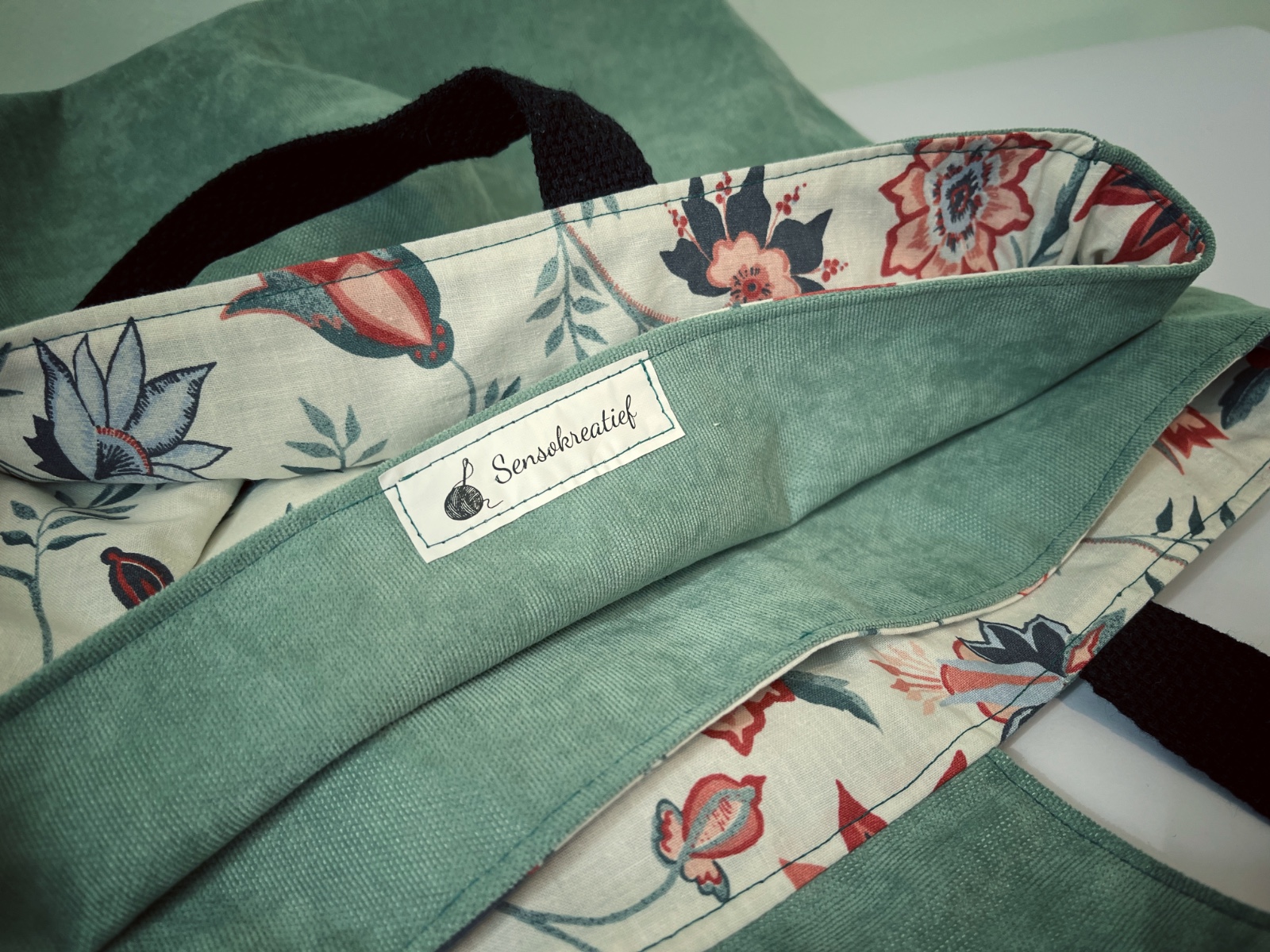 Elegante handtas gemaakt van gerecycleerde gordijnstof