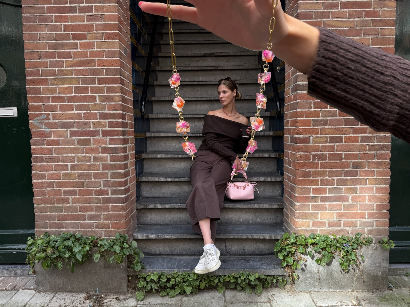 Ketting met Kristalvormige Kralen Gevuld met Echte Bloemen uit Utrecht (The Blossom Chapter)