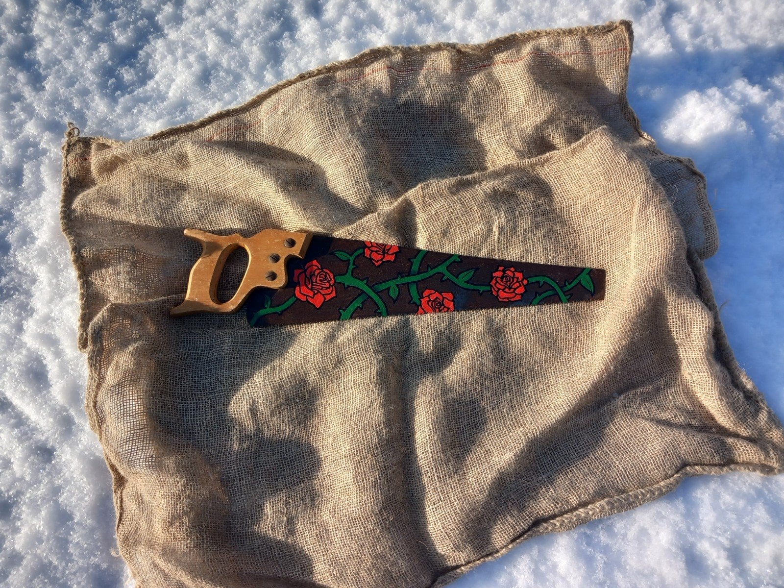 Handbeschilderde upcycled vintage metalen zaag met rode rozen - 102087 Handbeschilderde upcycled vintage metalen zaag met rode rozen