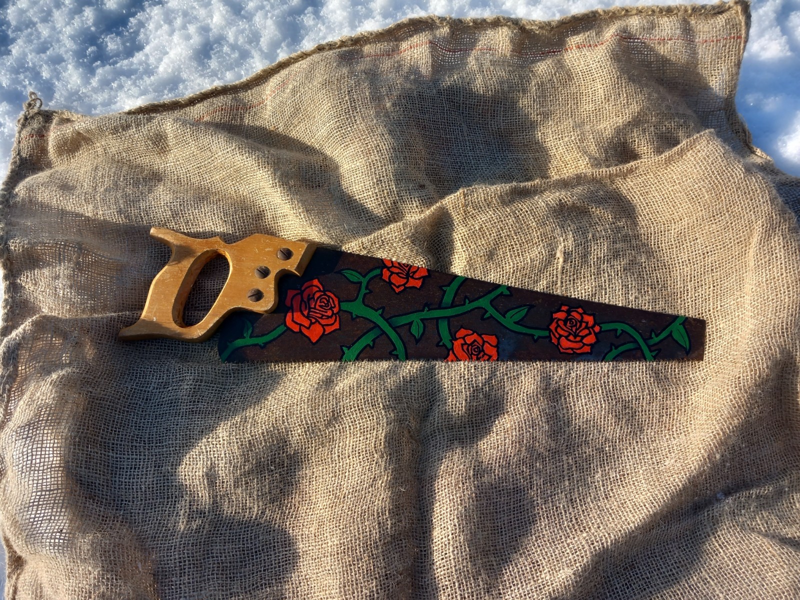 Handbeschilderde upcycled vintage metalen zaag met rode rozen - 102089 Handbeschilderde upcycled vintage metalen zaag met rode rozen