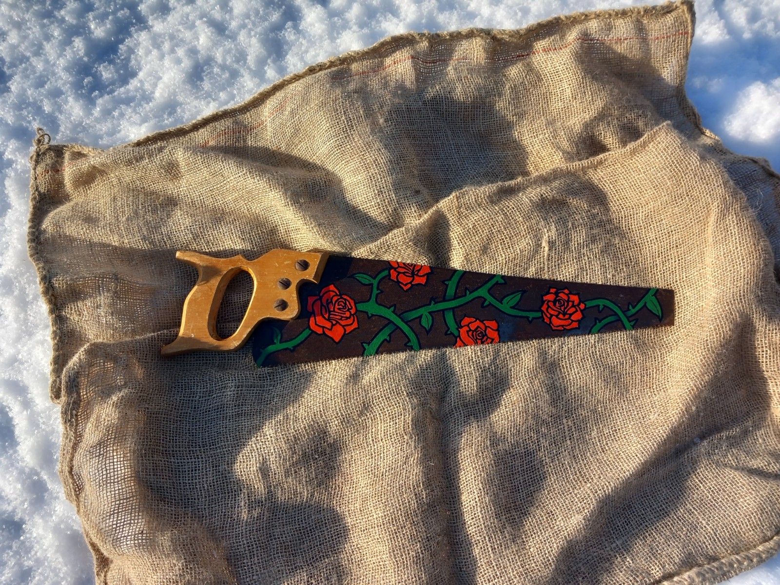 Handbeschilderde upcycled vintage metalen zaag met rode rozen - 102090 Handbeschilderde upcycled vintage metalen zaag met rode rozen