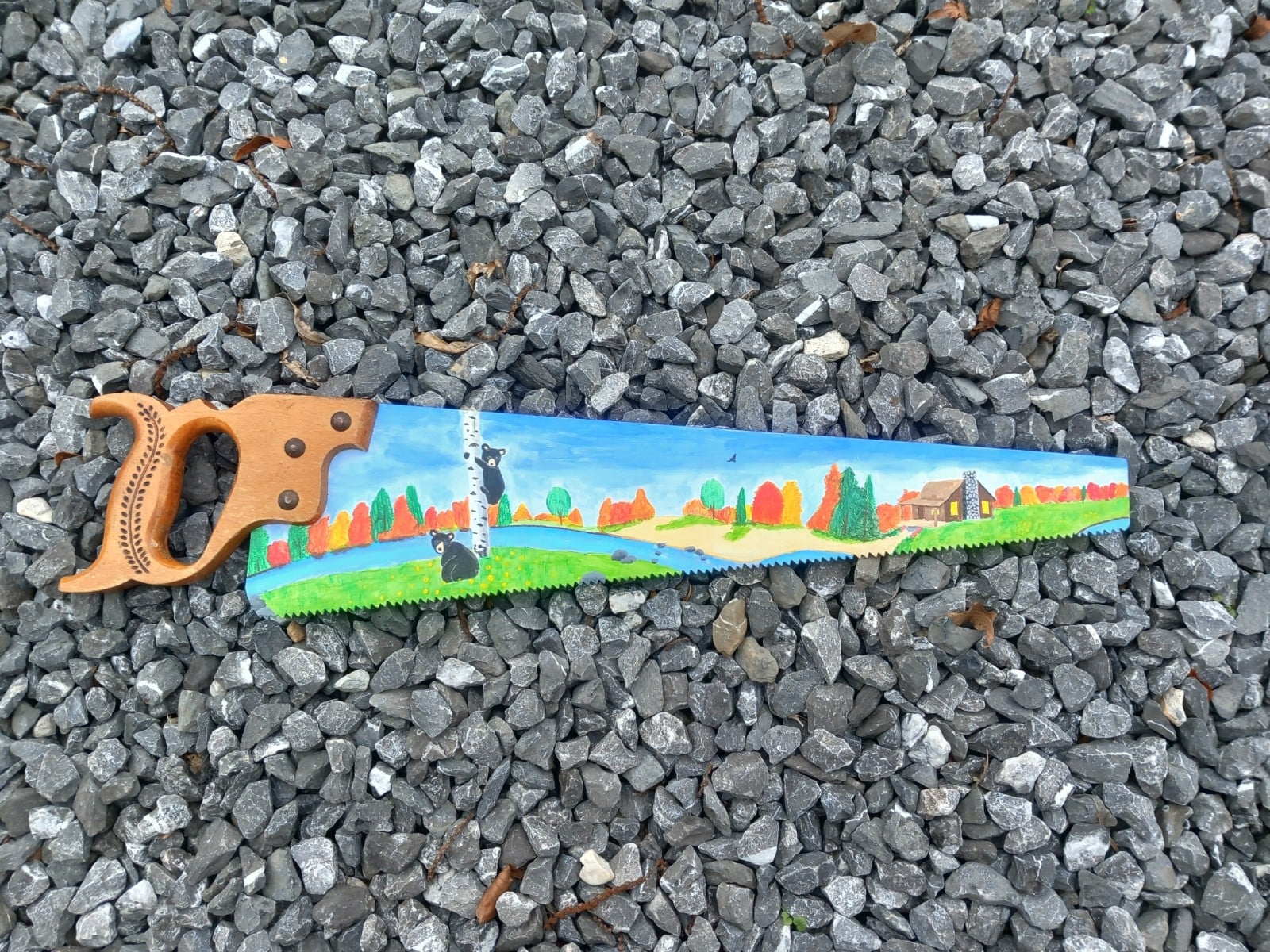 Handbeschilderde upcycled vintage metalen zaag met zwarte beer herfst… - 102125 Handbeschilderde upcycled vintage metalen zaag met zwarte beer herfst landschap