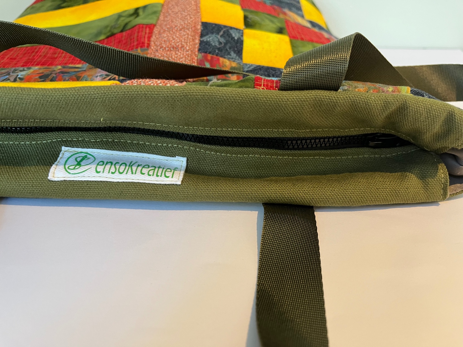 Handgemaakte tas in heldere kleuren van gerecyclede stof