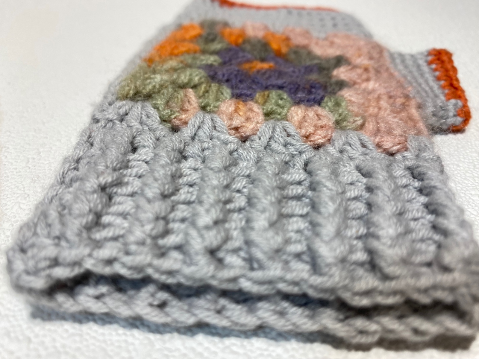 Handmade Crochet Fingerless Glove - 103853 Handgemaakte Gehaakte Vingerloze Handschoen – Speciaal Motief & Leren Label Detail