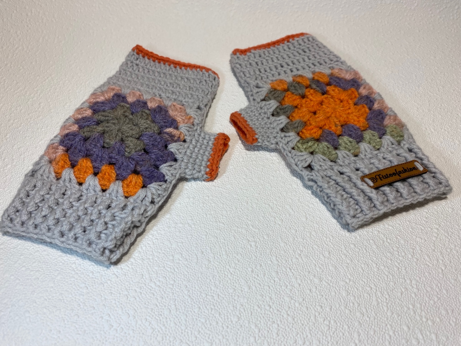 Handmade Crochet Fingerless Glove - 103854 Handgemaakte Gehaakte Vingerloze Handschoen – Speciaal Motief & Leren Label Detail