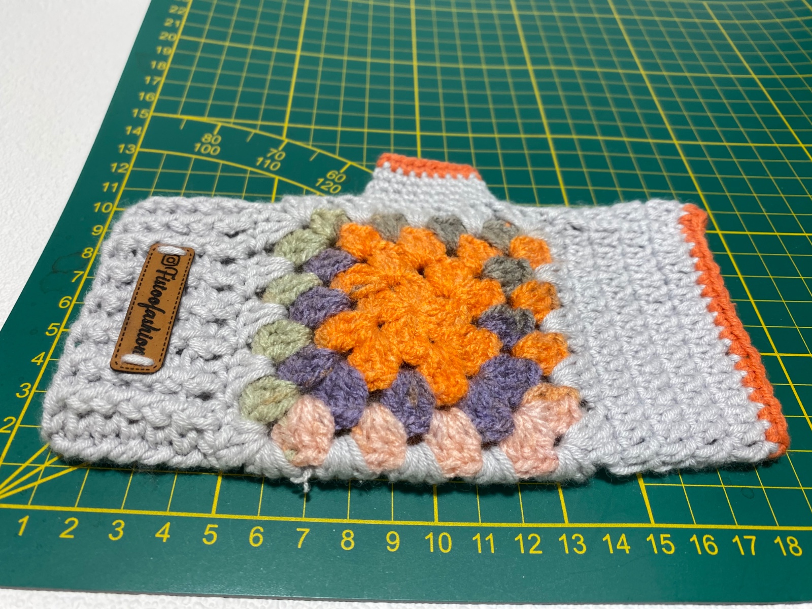 Handmade Crochet Fingerless Glove - 103855 Handgemaakte Gehaakte Vingerloze Handschoen – Speciaal Motief & Leren Label Detail